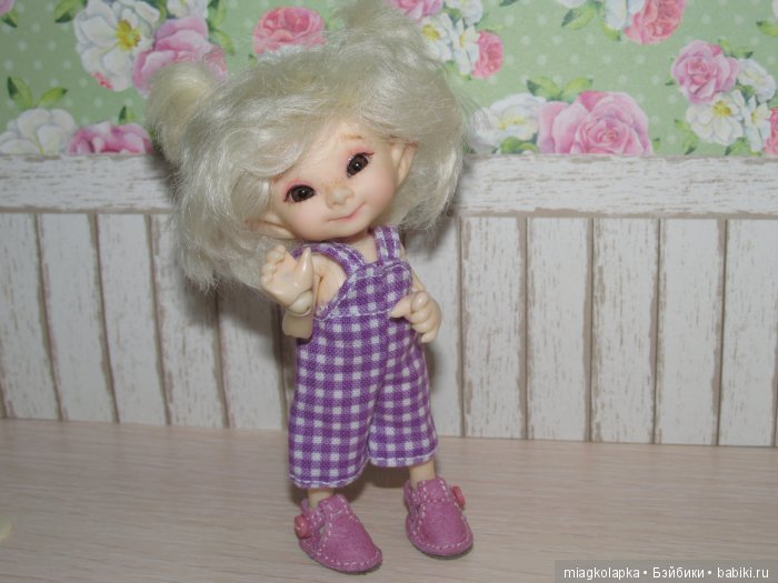 А за ними сандалики на воздушном шарике