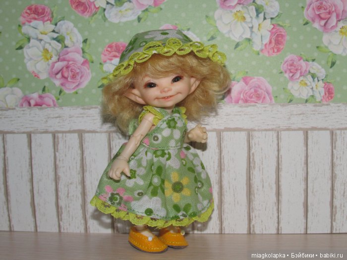 А за ними сандалики на воздушном шарике