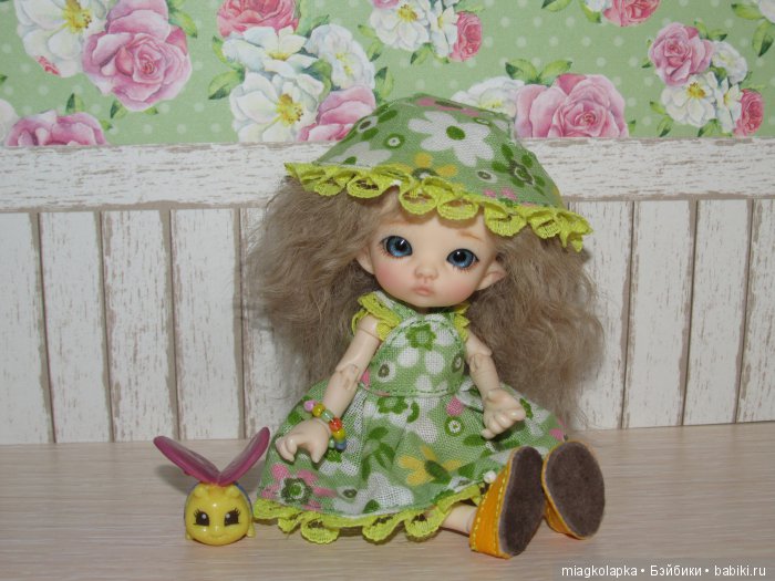 А за ними сандалики на воздушном шарике