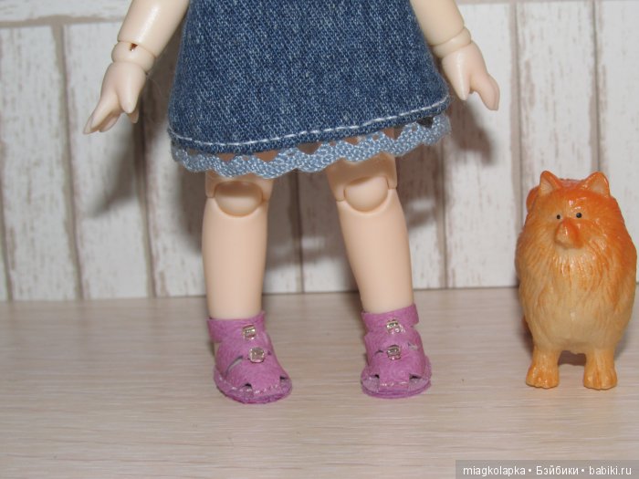 А за ними сандалики на воздушном шарике