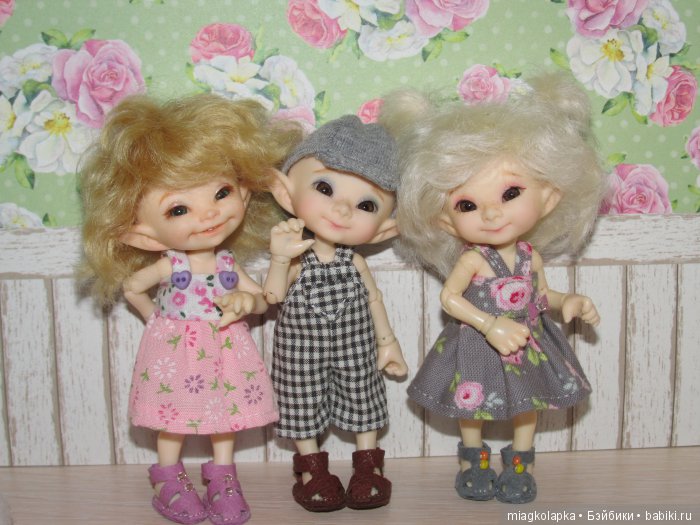 А за ними сандалики на воздушном шарике