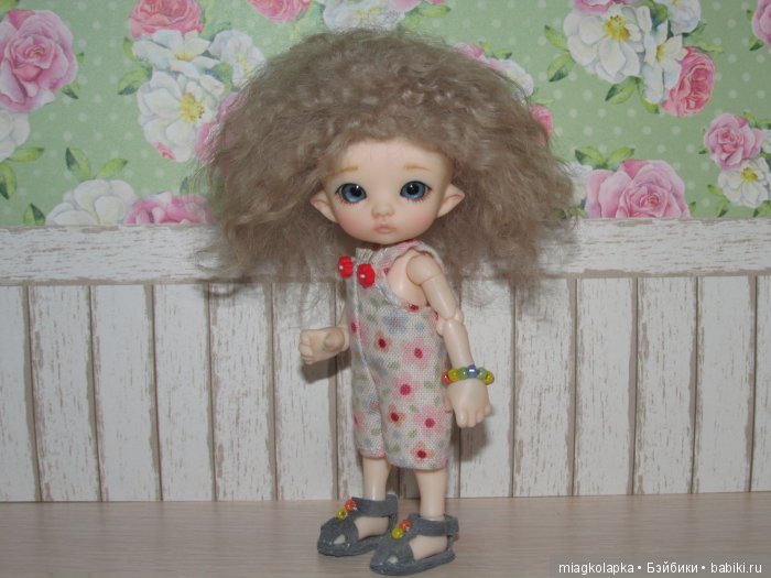 А за ними сандалики на воздушном шарике