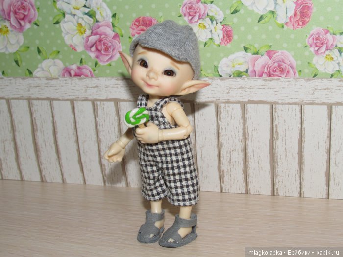 А за ними сандалики на воздушном шарике