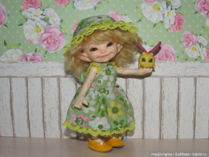 А за ними сандалики на воздушном шарике