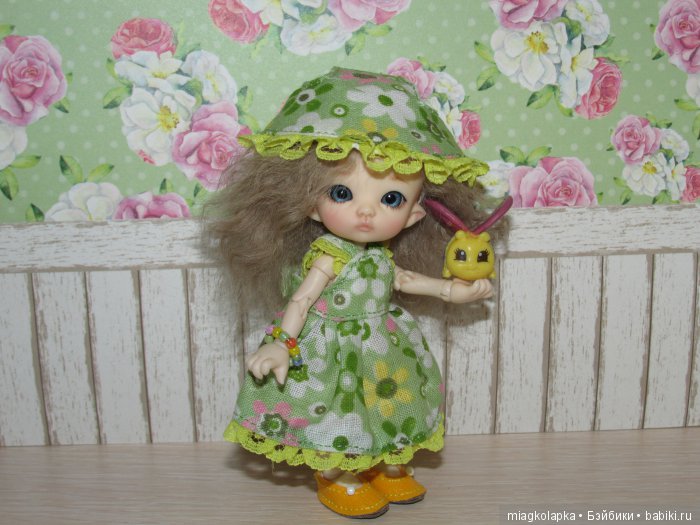 А за ними сандалики на воздушном шарике