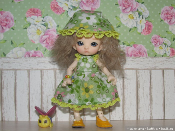 А за ними сандалики на воздушном шарике