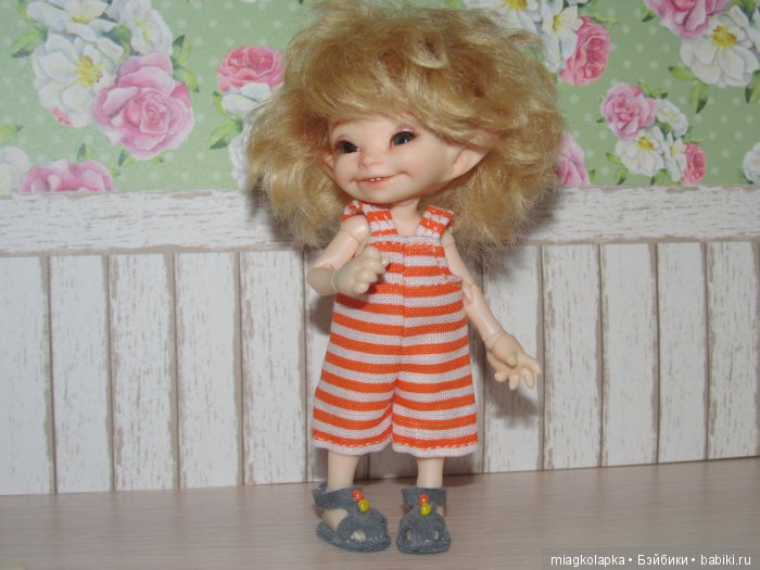 А за ними сандалики на воздушном шарике