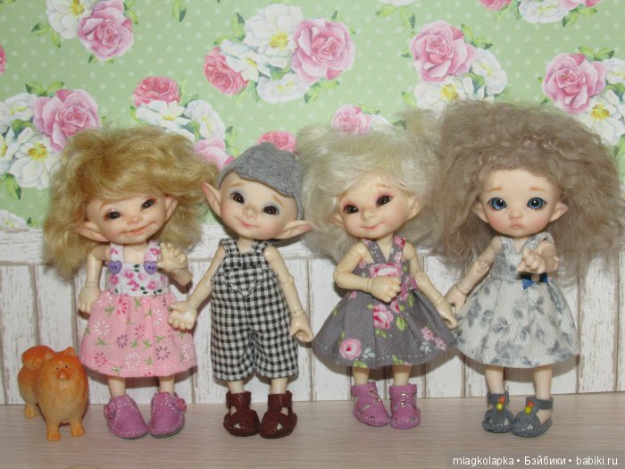 А за ними сандалики на воздушном шарике