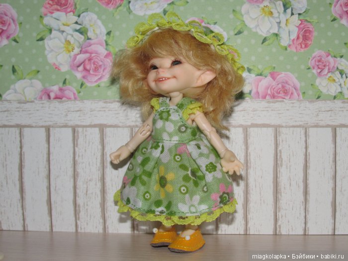 А за ними сандалики на воздушном шарике