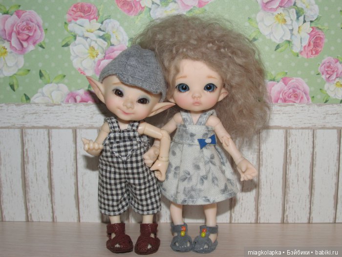 А за ними сандалики на воздушном шарике