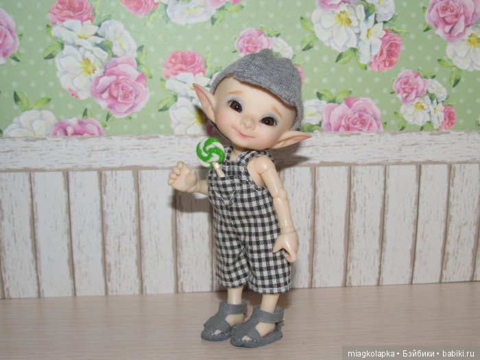 А за ними сандалики на воздушном шарике