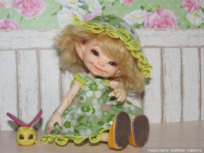 А за ними сандалики на воздушном шарике