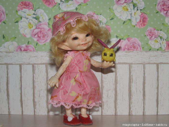 А за ними сандалики на воздушном шарике