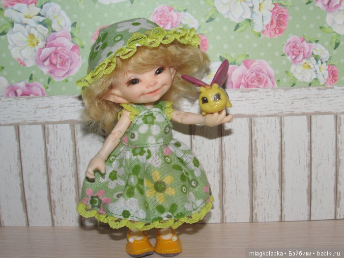 А за ними сандалики на воздушном шарике