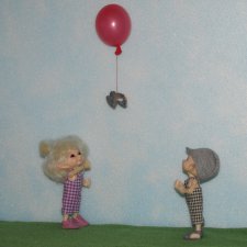 А за ними сандалики на воздушном шарике