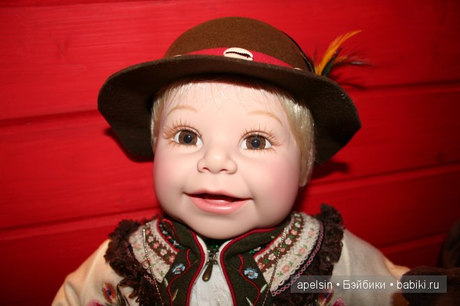 Дарко, Adora doll