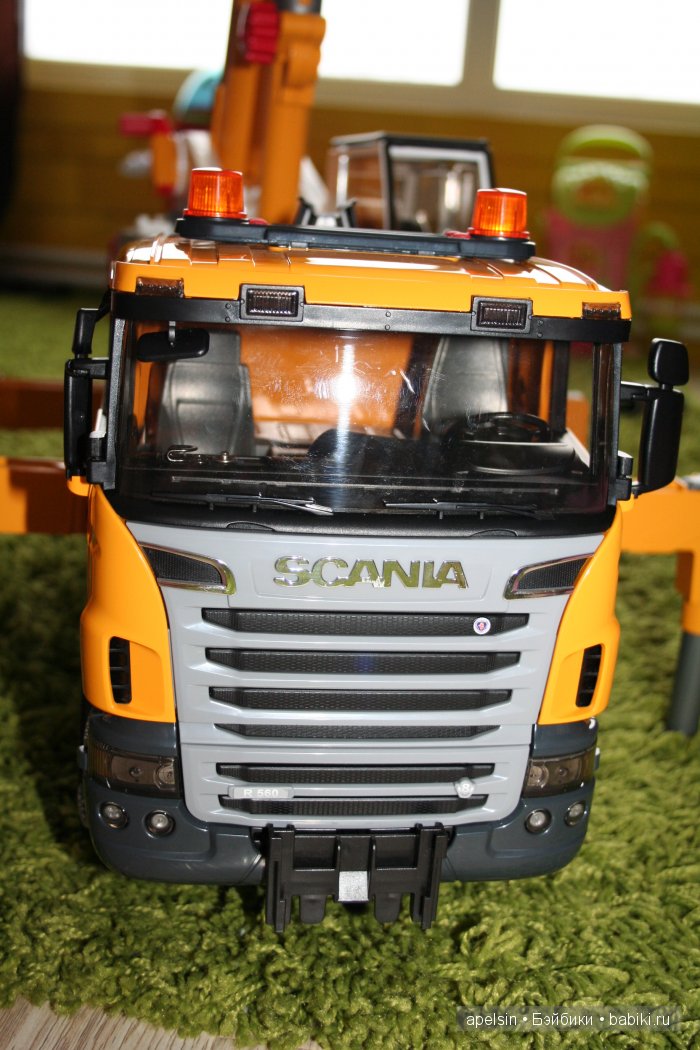 Мальчик и тяжелая техника