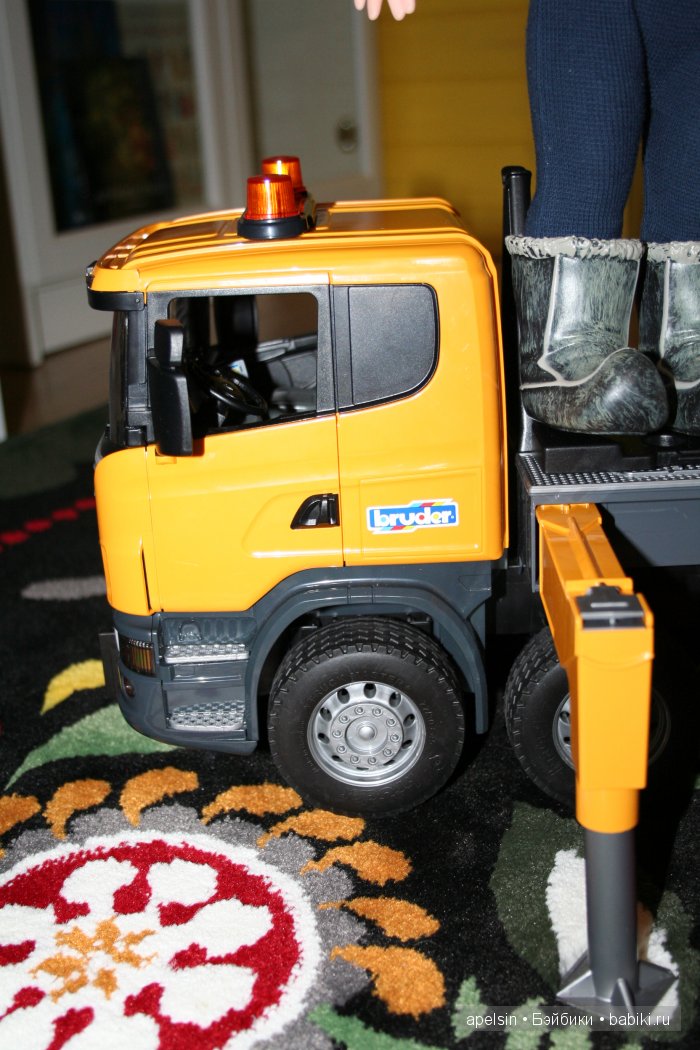 Мальчик и тяжелая техника