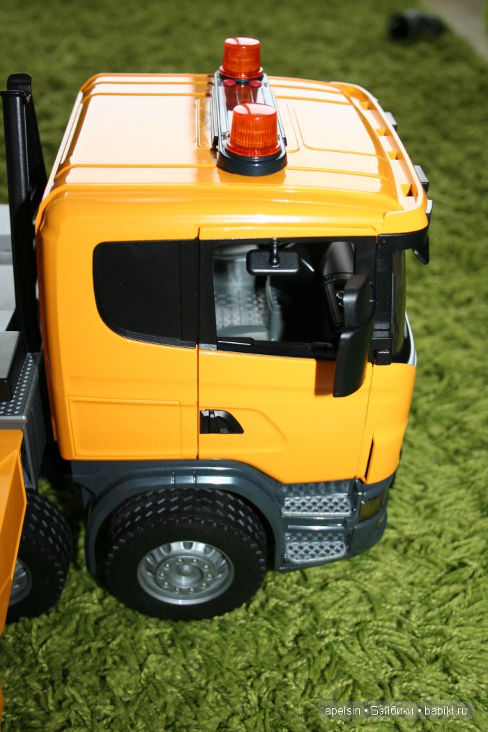 Мальчик и тяжелая техника