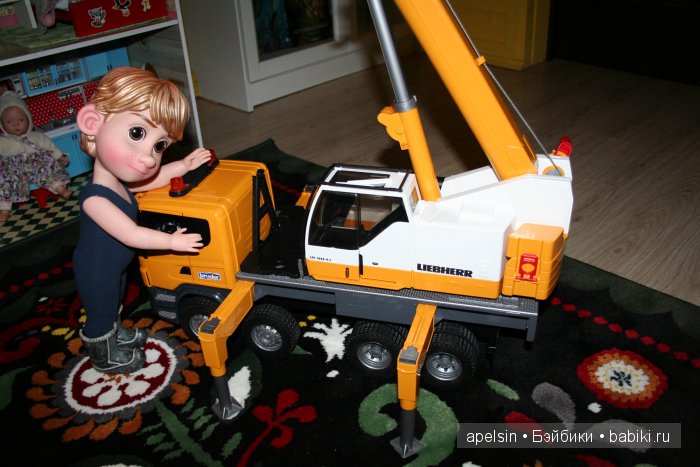Мальчик и тяжелая техника