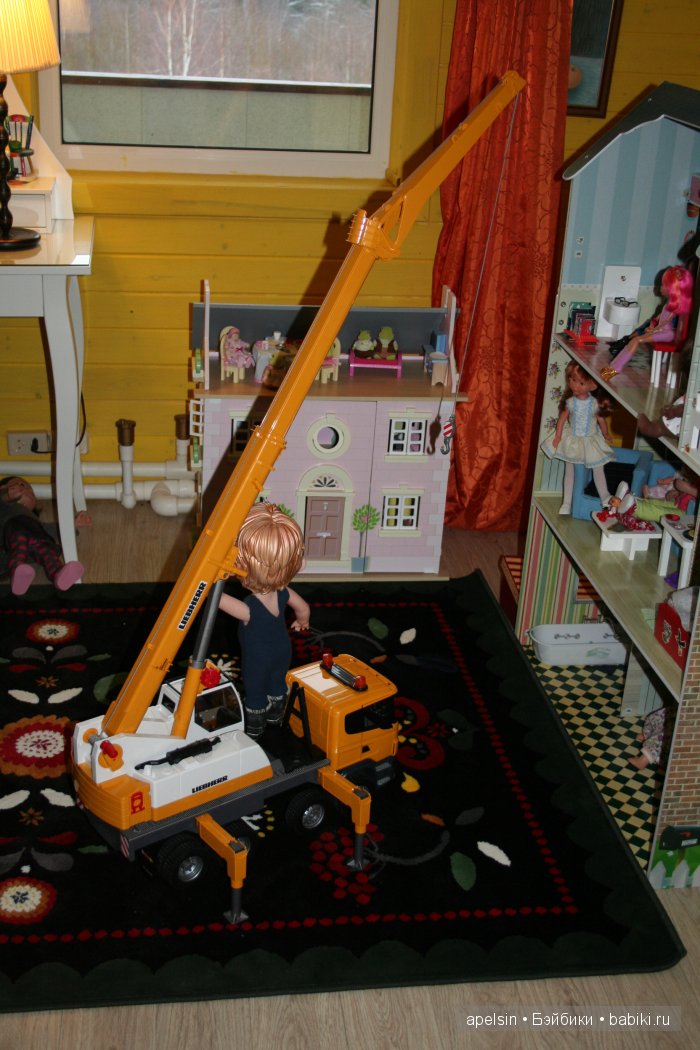 Мальчик и тяжелая техника