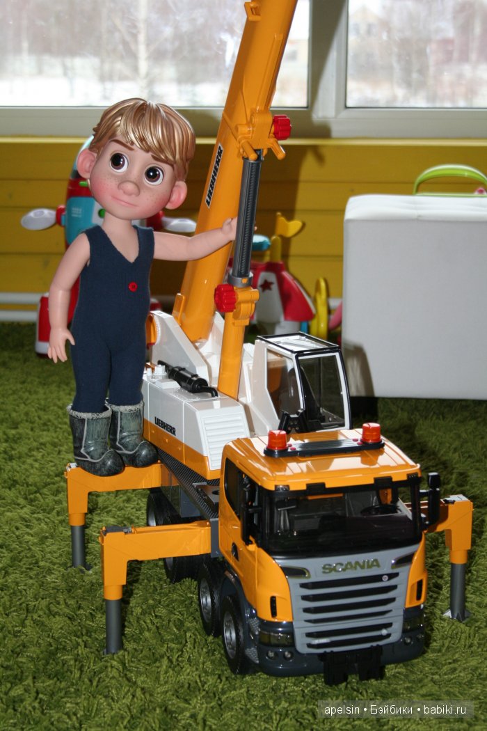 Мальчик и тяжелая техника