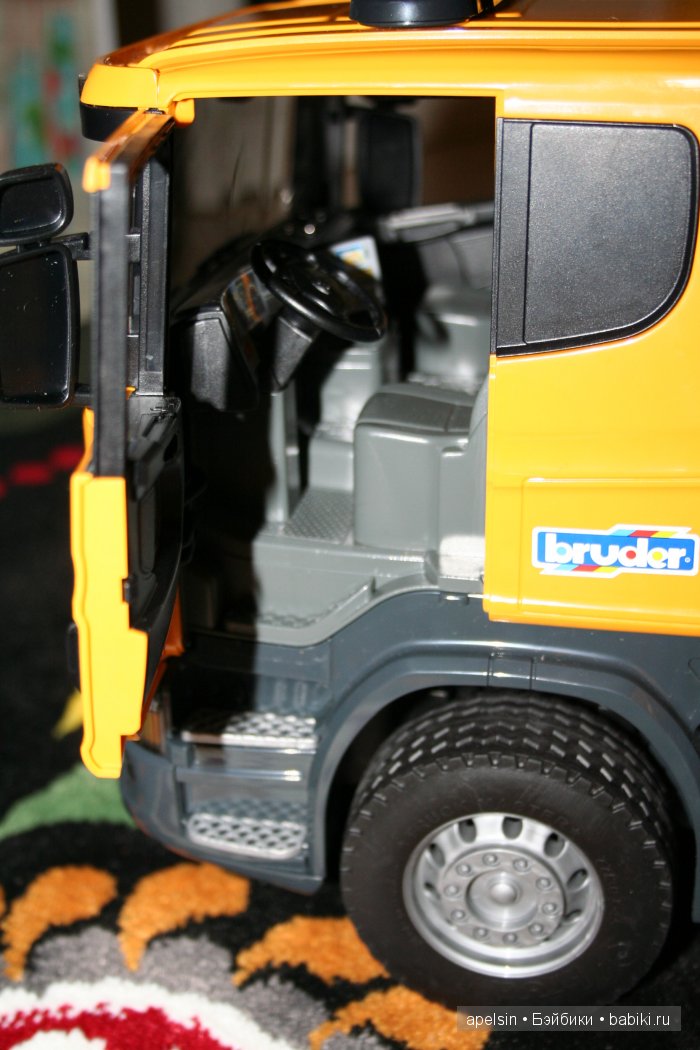 Мальчик и тяжелая техника