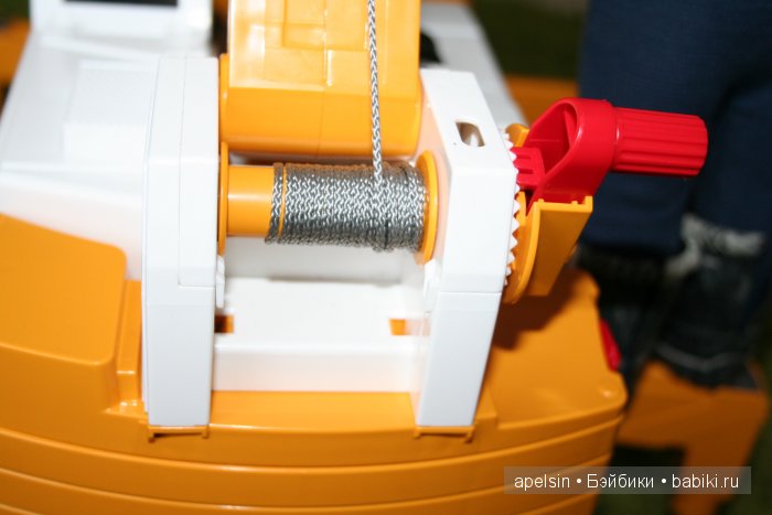 Мальчик и тяжелая техника