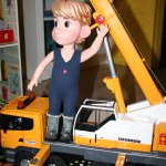 Мальчик и тяжелая техника