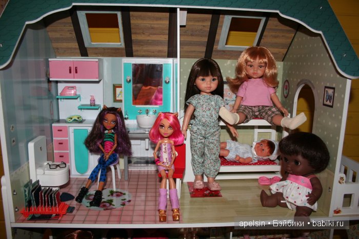 Коллекция кукол и книг и их хранение