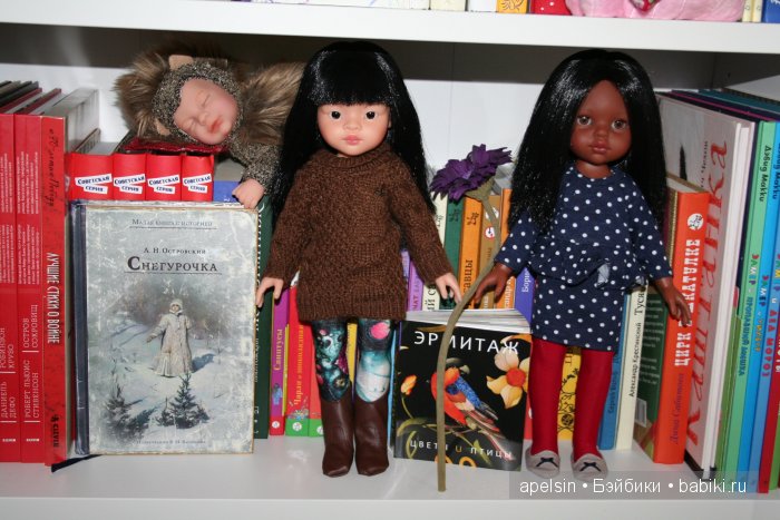 Коллекция кукол и книг и их хранение