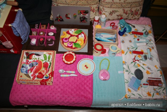 Коллекция кукол и книг и их хранение