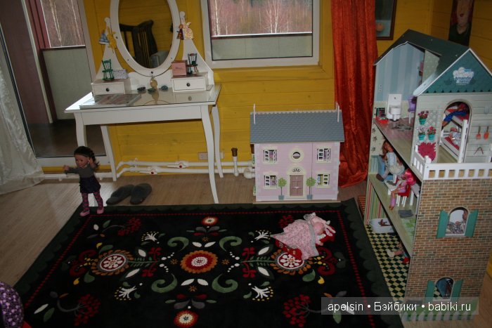 Коллекция кукол и книг и их хранение