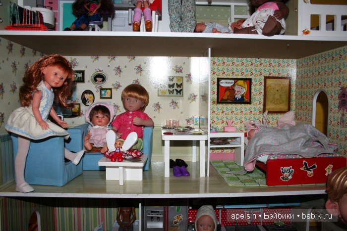 Коллекция кукол и книг и их хранение