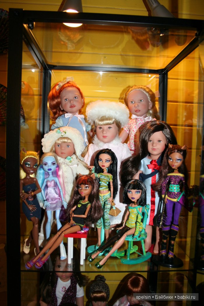 Коллекция кукол и книг и их хранение