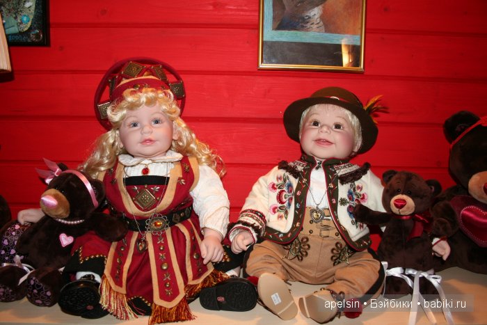 Коллекция кукол и книг и их хранение