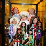 Коллекция кукол и книг и их хранение
