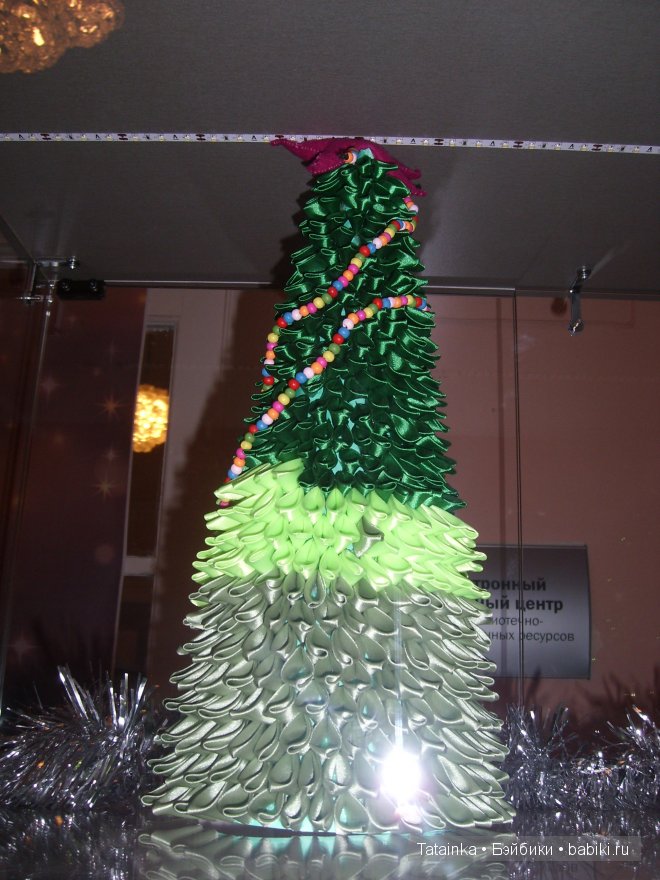 В библиотеку … за новогодним настроением! Поделки елочки своими руками