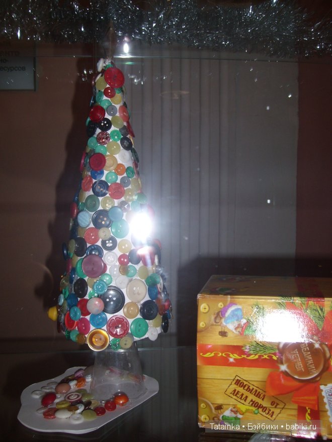 В библиотеку … за новогодним настроением! Поделки елочки своими руками