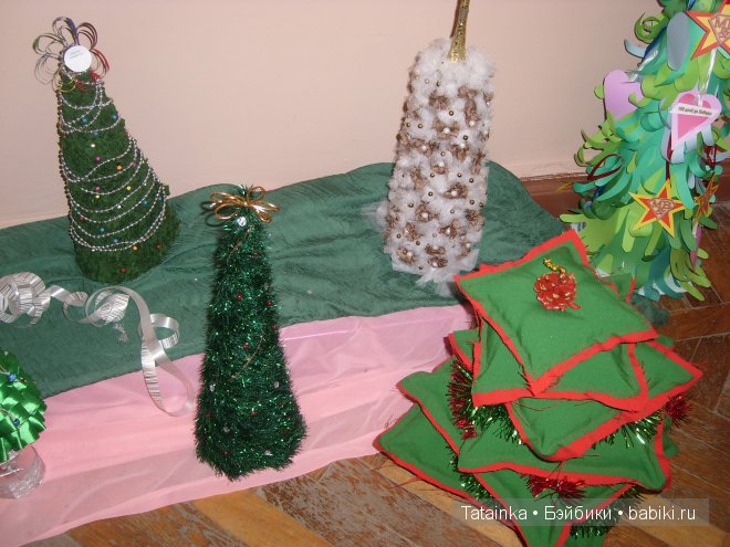 В библиотеку … за новогодним настроением! Поделки елочки своими руками