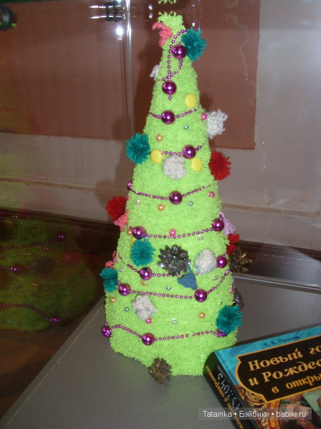 В библиотеку … за новогодним настроением! Поделки елочки своими руками