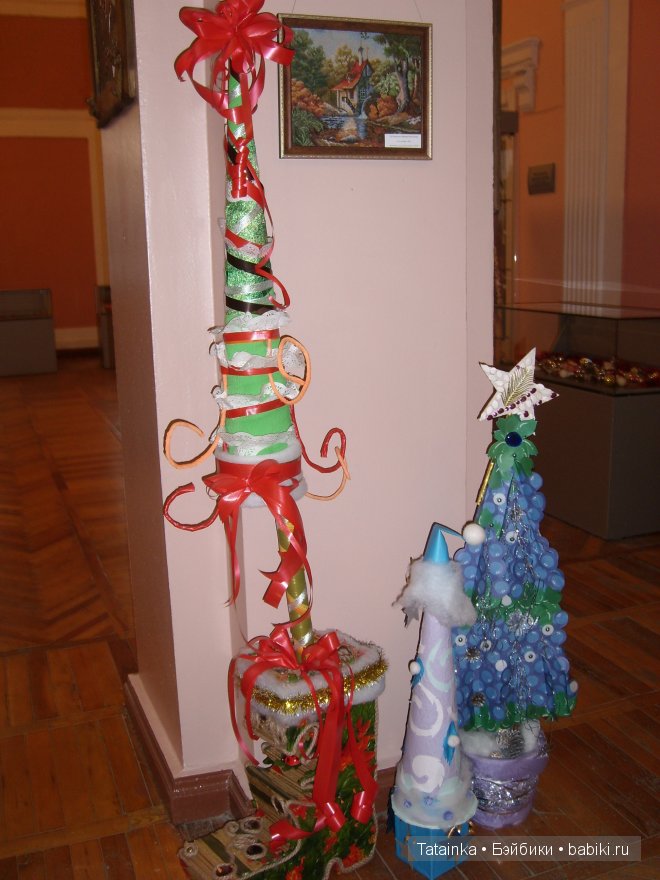 В библиотеку … за новогодним настроением! Поделки елочки своими руками