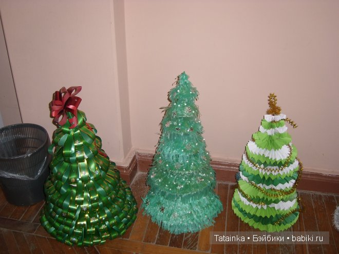 В библиотеку … за новогодним настроением! Поделки елочки своими руками