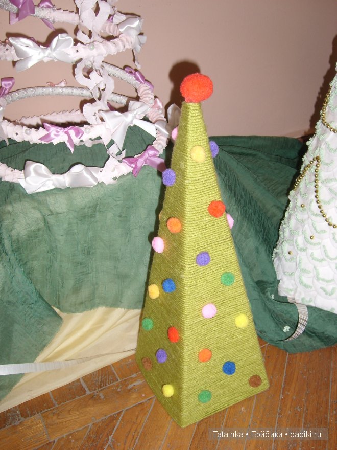 В библиотеку … за новогодним настроением! Поделки елочки своими руками