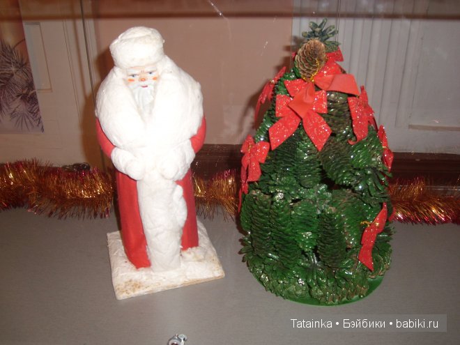 В библиотеку … за новогодним настроением! Поделки елочки своими руками