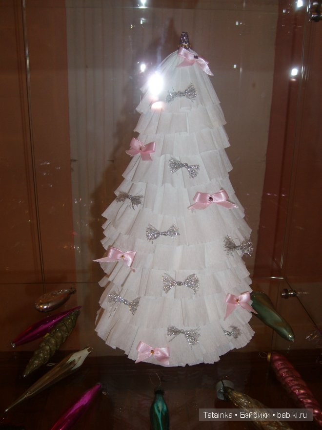 В библиотеку … за новогодним настроением! Поделки елочки своими руками