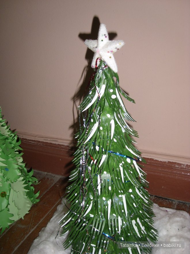 В библиотеку … за новогодним настроением! Поделки елочки своими руками