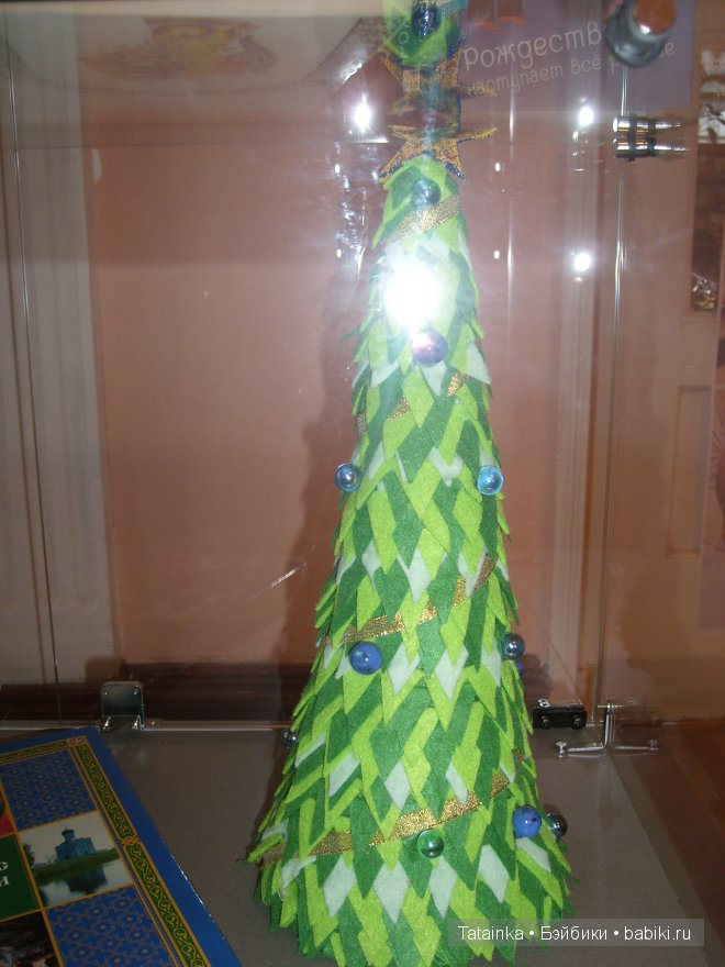В библиотеку … за новогодним настроением! Поделки елочки своими руками