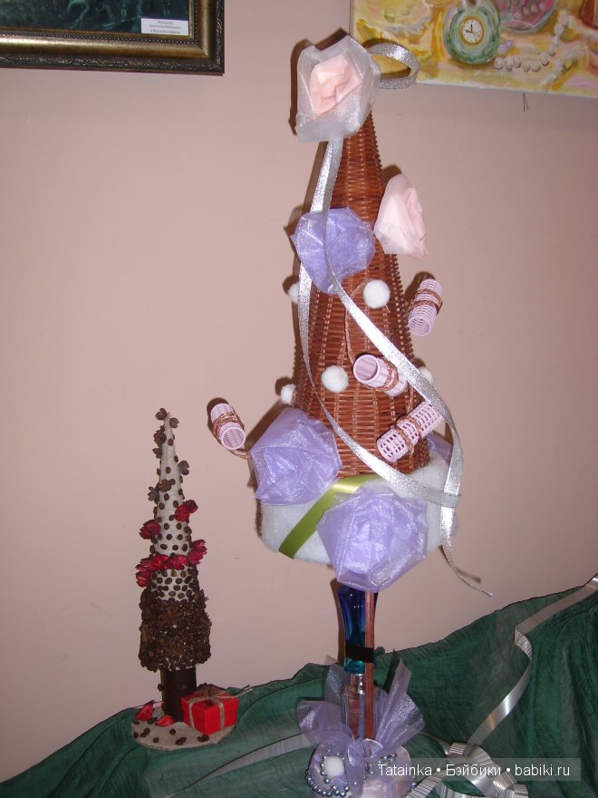 В библиотеку … за новогодним настроением! Поделки елочки своими руками