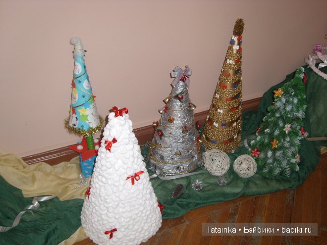 В библиотеку … за новогодним настроением! Поделки елочки своими руками